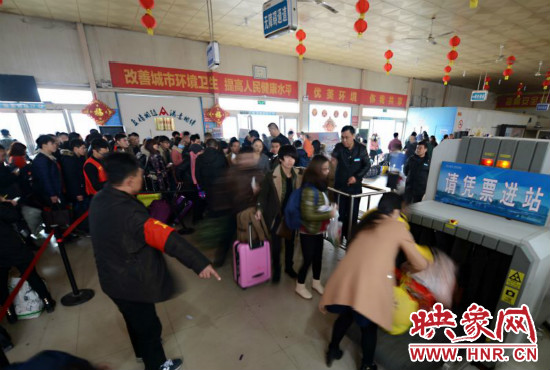 郑州火车站迎客流高峰 省内列车余票充足