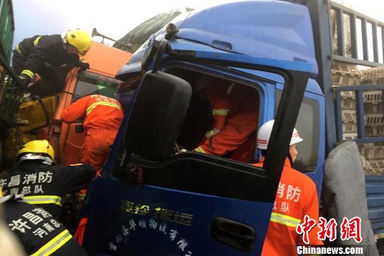图为21日，兰南高速河南段21辆汽车发生连环相撞事故，消防人员对被困伤员进行紧急救援。　郭浩　摄