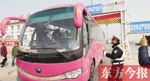 郑州交警在郑州黄河大桥安装“机动车缉查布控系统”严查违法运输行为，确保旅客安全。