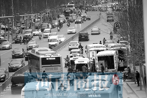 装卸货物就在路上，影响车辆正常行驶