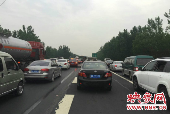 小长假最后一天，多条通往郑州的高速公路出现严重拥堵。