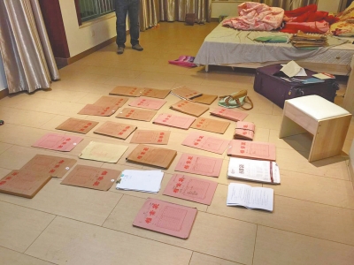 在董某某潜逃住处查获的部分诈骗合同