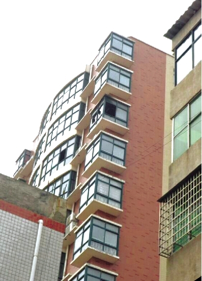 案发现场窗户被熏黑