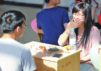 校园相亲会现场，双方聊得很投机。