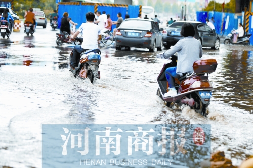 昨天，京广路陇海路口附近积水较深