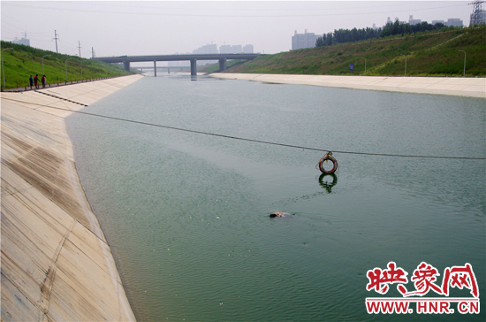 南水北调郑州金水河倒虹吸处有一男子溺水在水面漂浮。