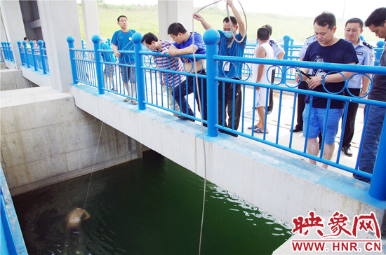 郑州市红十字水上义务救援队赶到现场，发现男子尸体已高度腐烂，现场气味异常难闻。