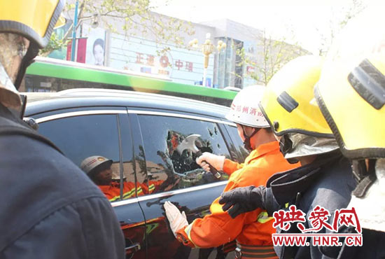 由于无法叫醒车内男子，消防官兵用专用工具砸开汽车后窗玻璃。