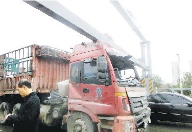 湖光苑小区门口,一辆大货车被卡 湖光苑小区门口,一辆大货车被卡