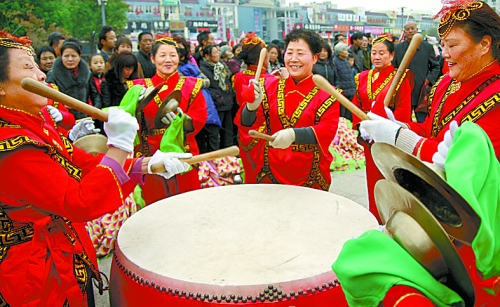 11月15日，邓州广大干部群众载歌载舞庆祝党的十八大胜利闭幕。