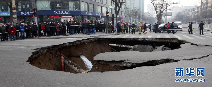 山西太原市区一主干道路口突然塌陷