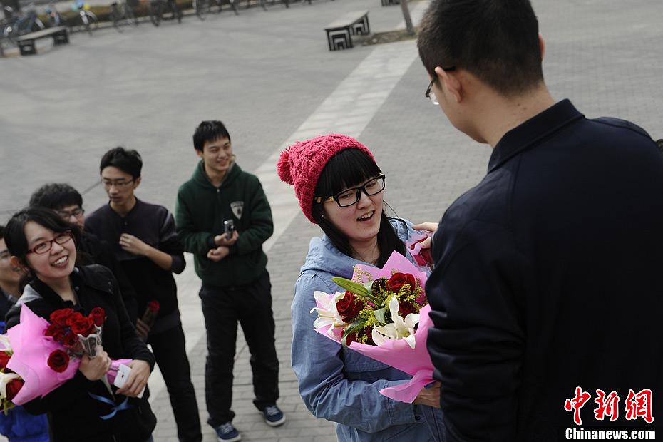 中国多所高校男生为女生庆祝"三七"女生节