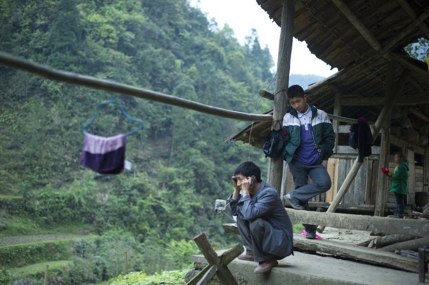 湖南一山村儿童每天需攀爬垂直天梯上学(图)