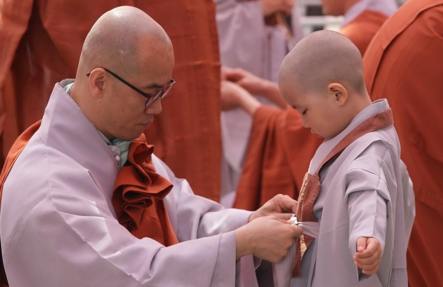 韩国男童剃度体验僧侣生活