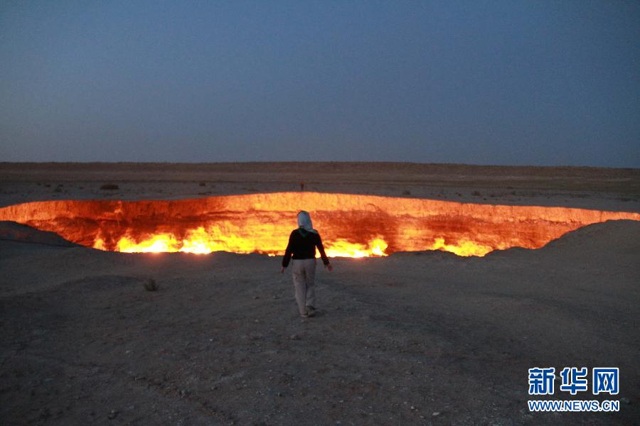 这是5月4日在土库曼斯坦达瓦扎拍摄的“地狱之门”。