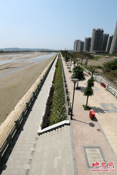 干净整洁的豫江大堤