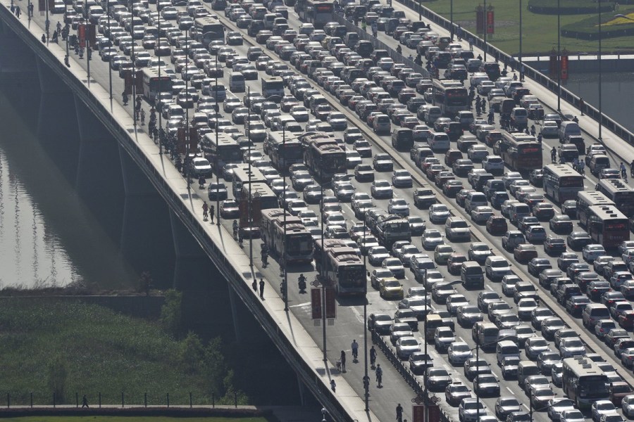 太原大桥成巨大“停车场”