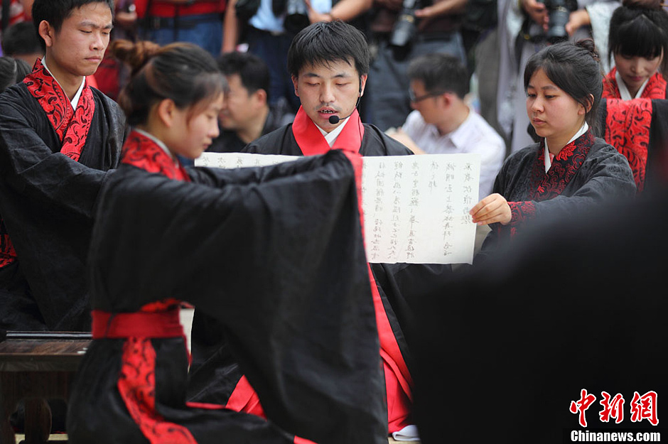 南京年轻人着汉服行古礼祭屈原迎端午