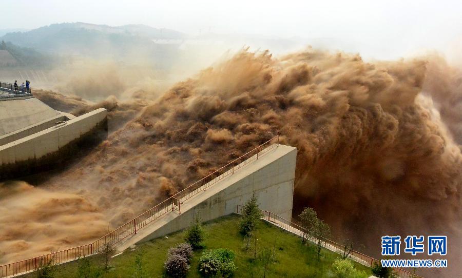7月5日，含有大量泥沙的小浪底库水直泻黄河下游。