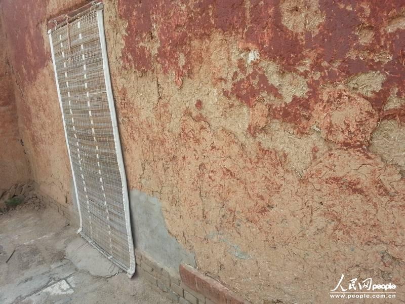 图为县委土坯房部分脱落的墙体已经加固。曲昌荣 摄。图片来源：人民网