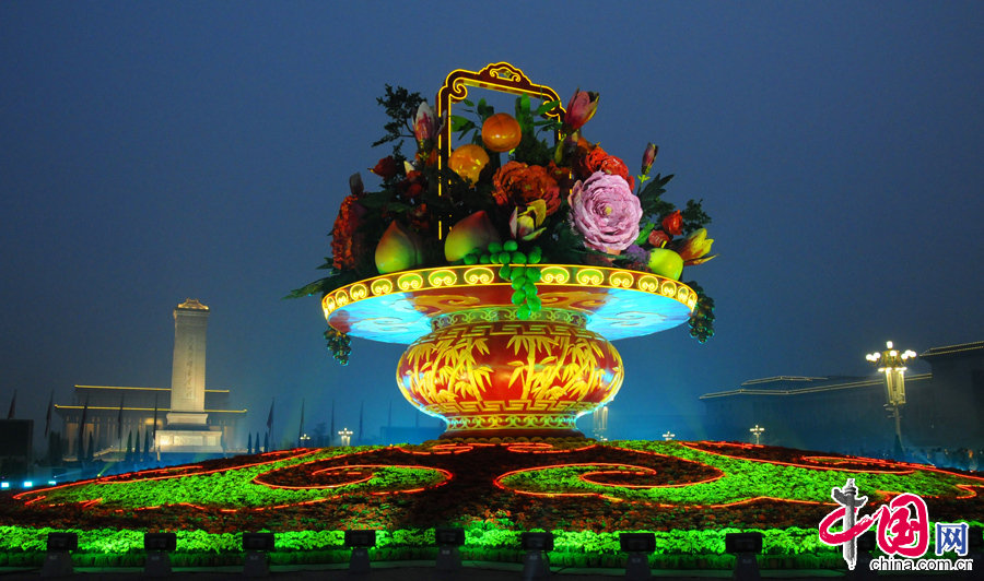 2013年9月28日晚，北京天安门广场中心花坛正在调试灯光，3D技术投影下的国庆的花蓝变换出绚丽多彩、晶莹剔透的梦幻般景观效果，令人陶醉! 图片来源：金闻/CFP