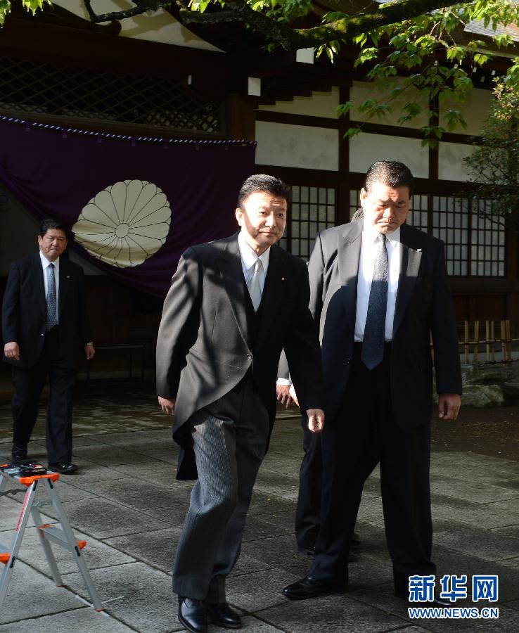 日本总务大臣和上百名国会议员参拜靖国神社