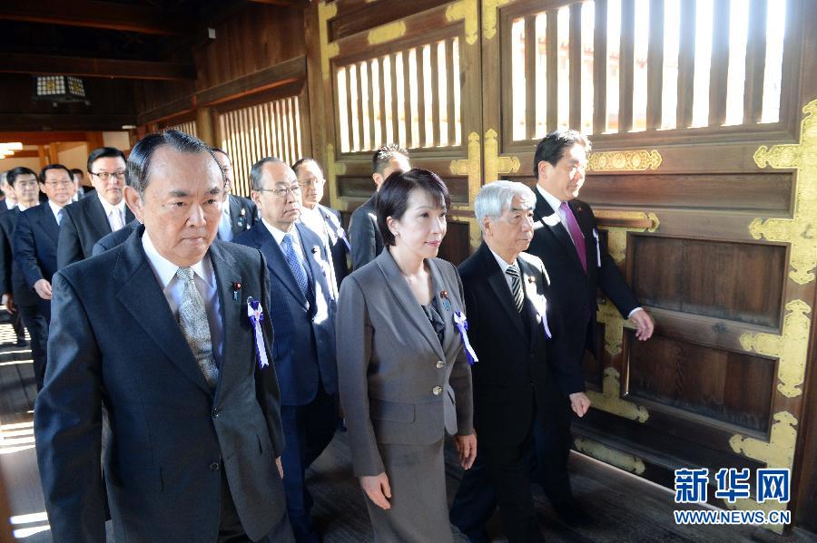 日本总务大臣和上百名国会议员参拜靖国神社