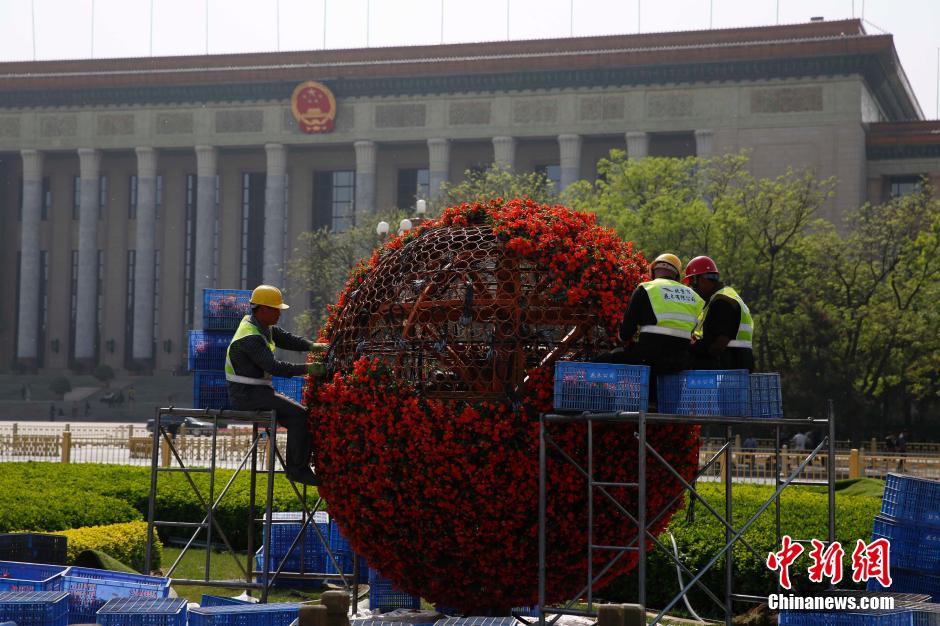 北京天安门广场开始布置花坛迎“五一”(组图)