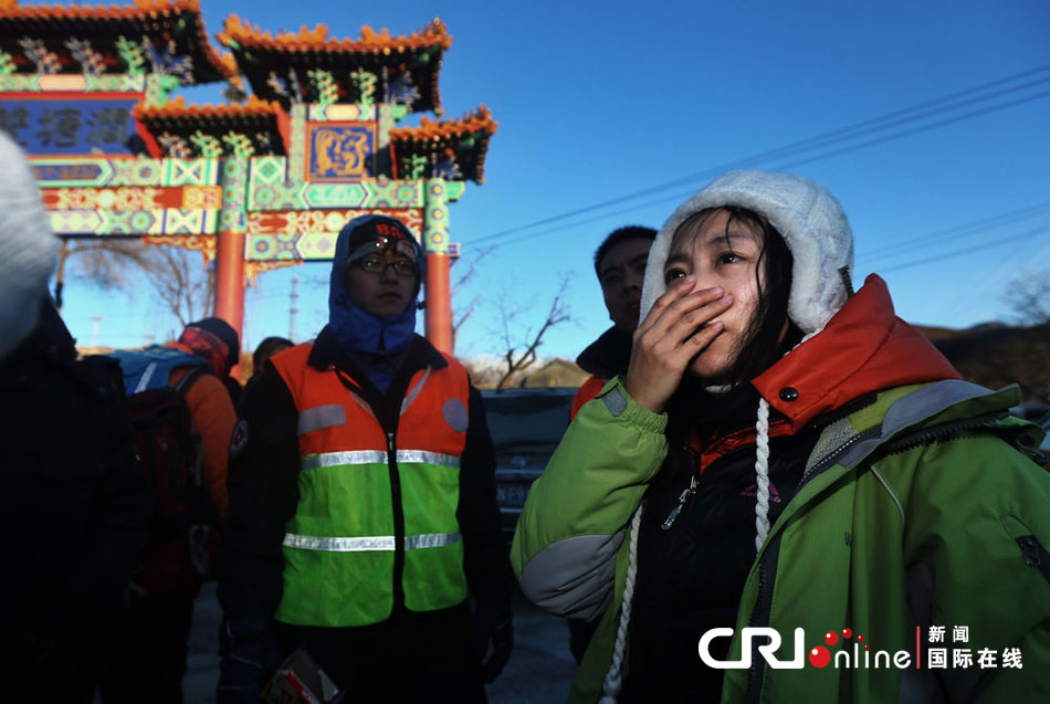 2012年12月23日，北京灵山，救援人员在积雪四十厘米多的山上搜救。