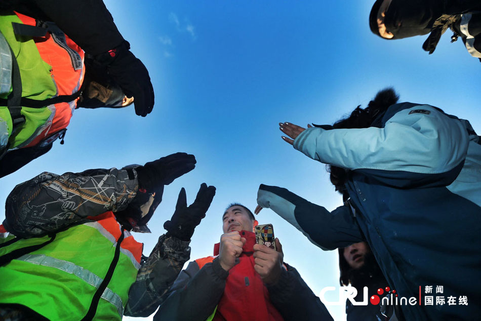 2012年12月23日，北京灵山，救援人员在积雪四十厘米多的山上搜救。