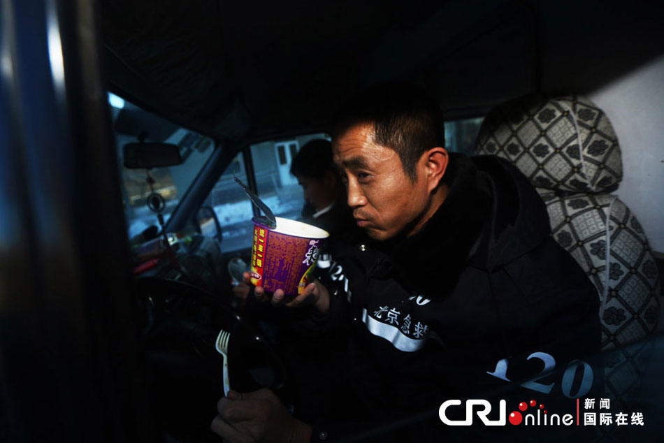 　2012年12月23日，北京灵山，救援人员在积雪四十厘米多的山上搜救。