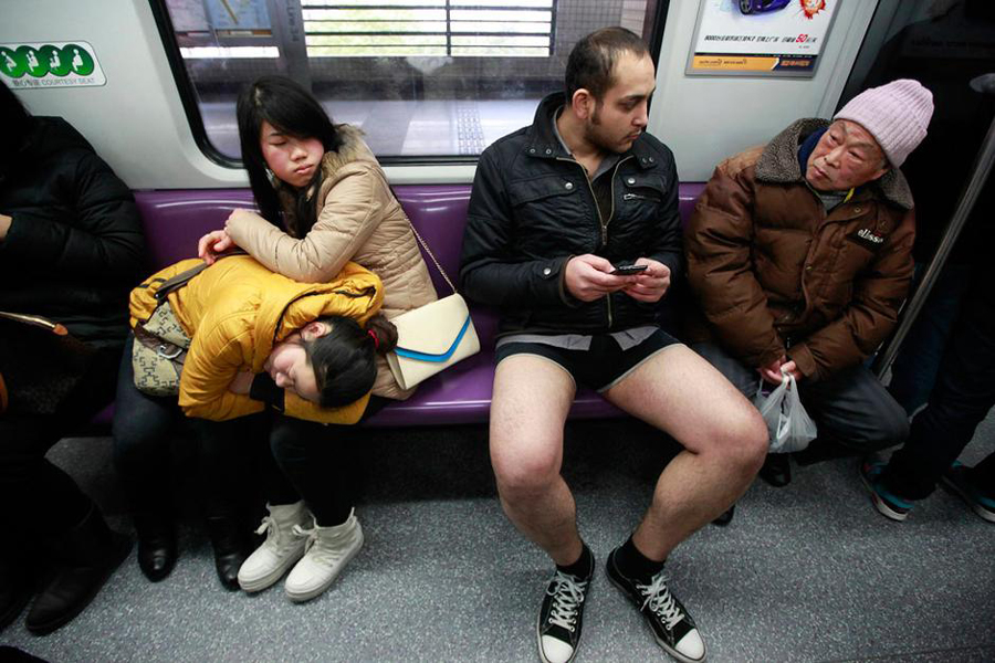 图为地铁内不穿裤子的外国人。