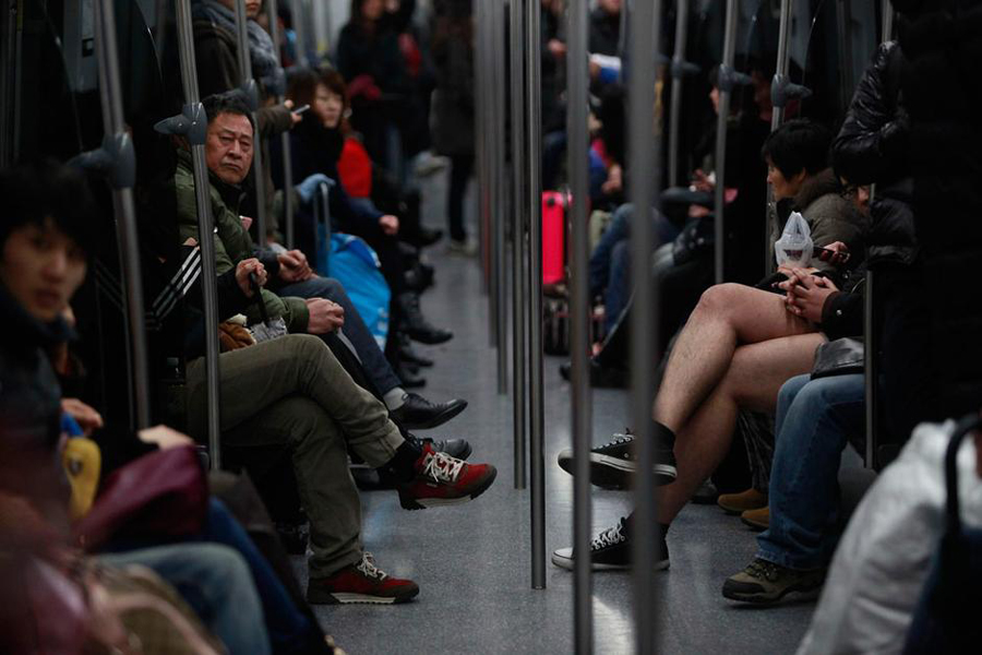 图为地铁内不穿裤子的外国人。
