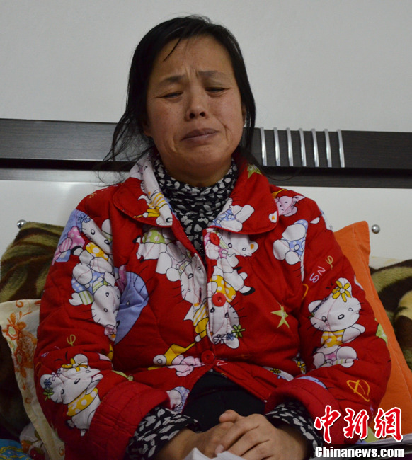 近日，记者在伊春市带岭区职工医院废弃太平间内看到了陈庆霞，当向记者讲诉其儿子走失时，泣不成声。