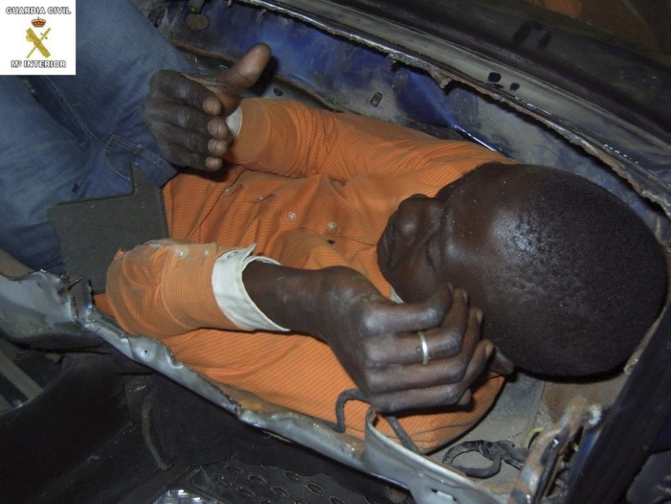 非洲男子藏汽车引擎偷渡