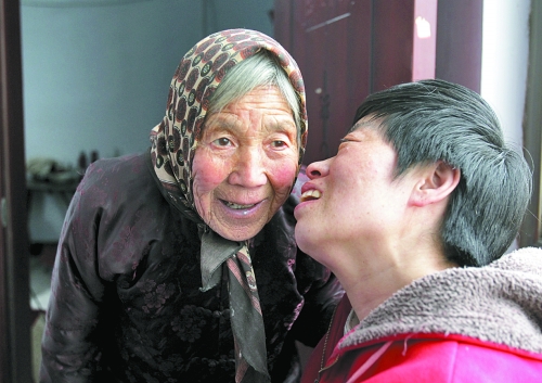78岁婆婆照顾重病儿媳 称其就是自己的亲闺女