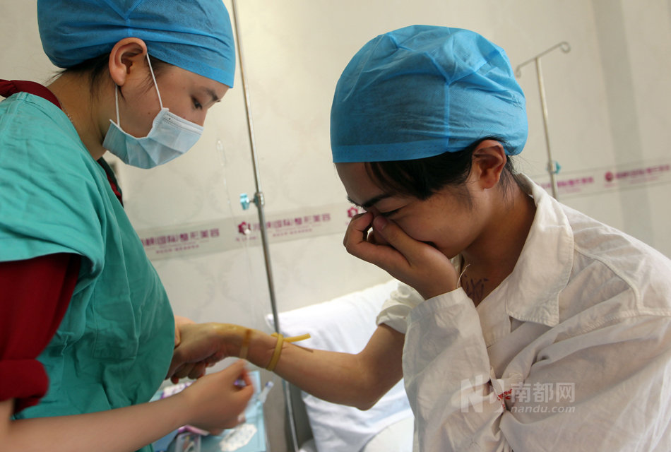 25岁男子只喜欢同性 广州做变性手术