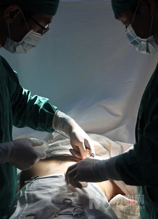 25岁男子只喜欢同性 广州做变性手术