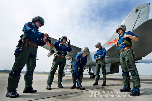 飞豹首批女飞行员：飞“爷们机”不在话下