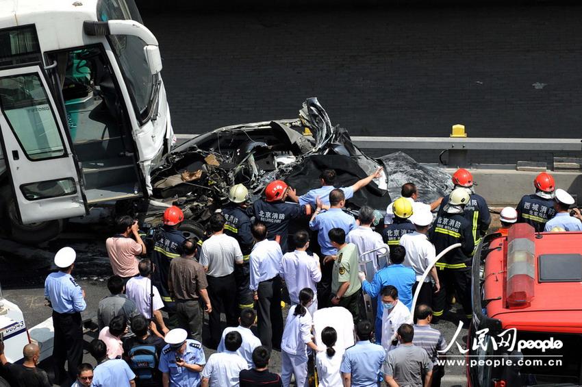 北京大客车追尾碾压奥迪司机被困车中。