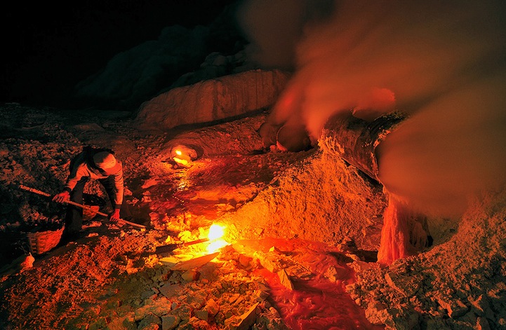 印尼硫磺矿工火山口"淘金"