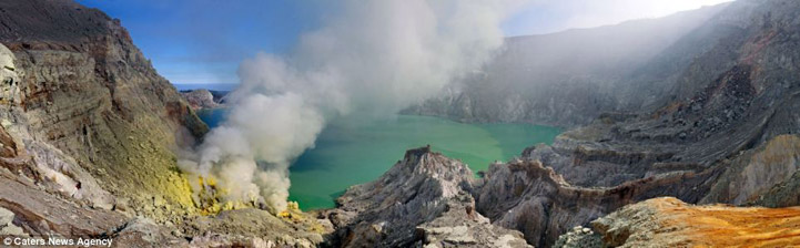 印尼硫磺矿工火山口"淘金"