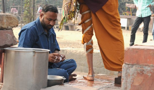 印街头的“放血”疗法