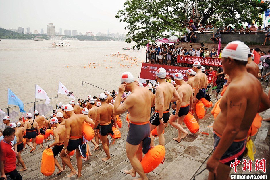 图为28个横渡方队依次下水横渡长江。中新社发 张畅 摄