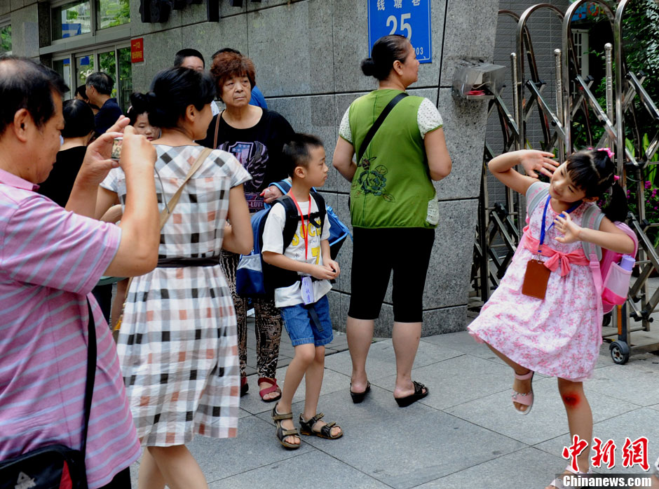 9月2日是福州市中小学新学期开学首日。当日上午，福州一名小学一年级入学新生由家长护送上学前，在该学校