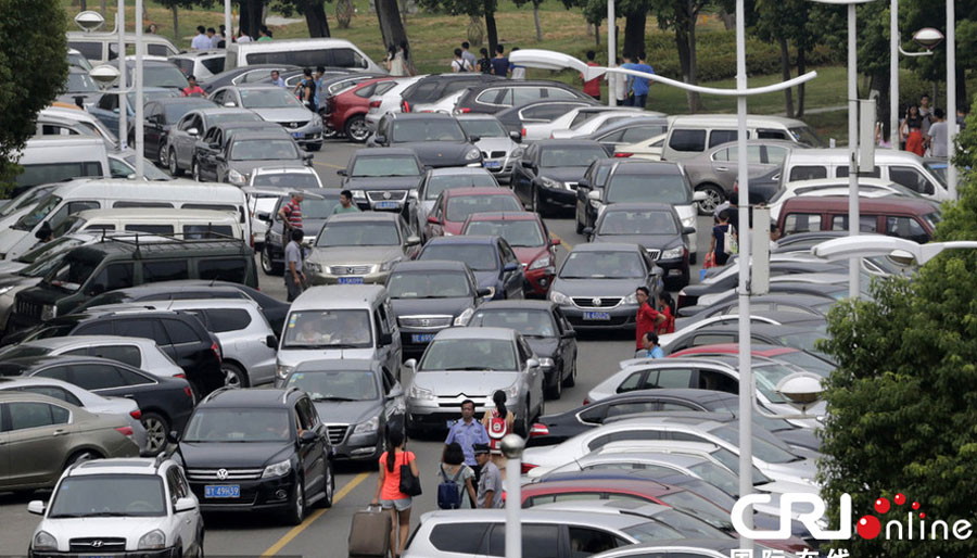 2013年8月31日，湖北省武汉市，湖北经济学院新生报名首日，大量的送新生车辆将校园堵的满满当当。其