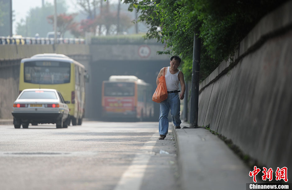 重庆最窄人行道 最窄一段仅15厘米