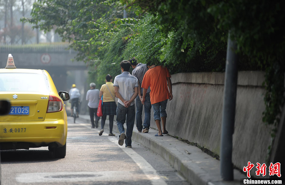 重庆最窄人行道 最窄一段仅15厘米