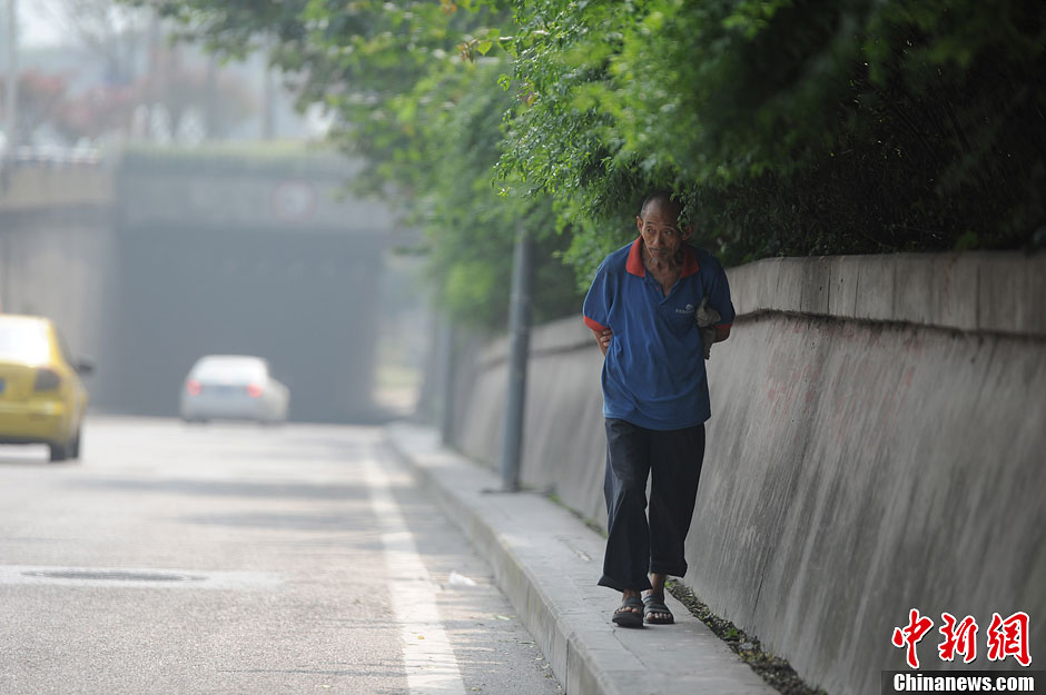 重庆最窄人行道 最窄一段仅15厘米