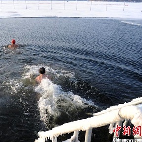 冬泳爱好者破冰戏水